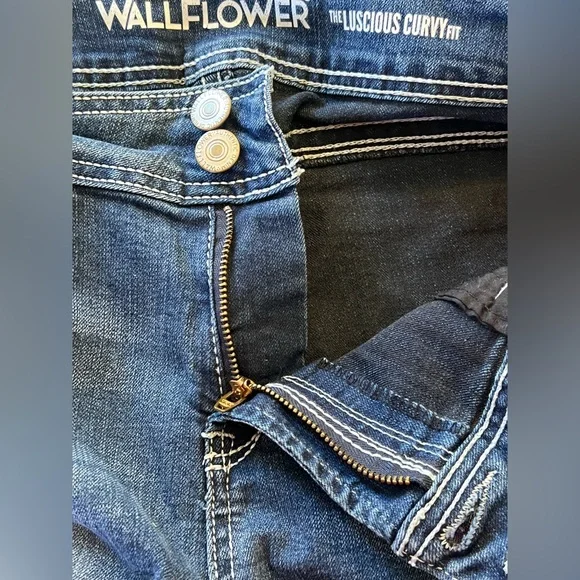 Wallflower Luscious Curvy Fit Women’s Medium Washed Boot Cut Jeans Size 13 Reg! - Picture 10 of 10